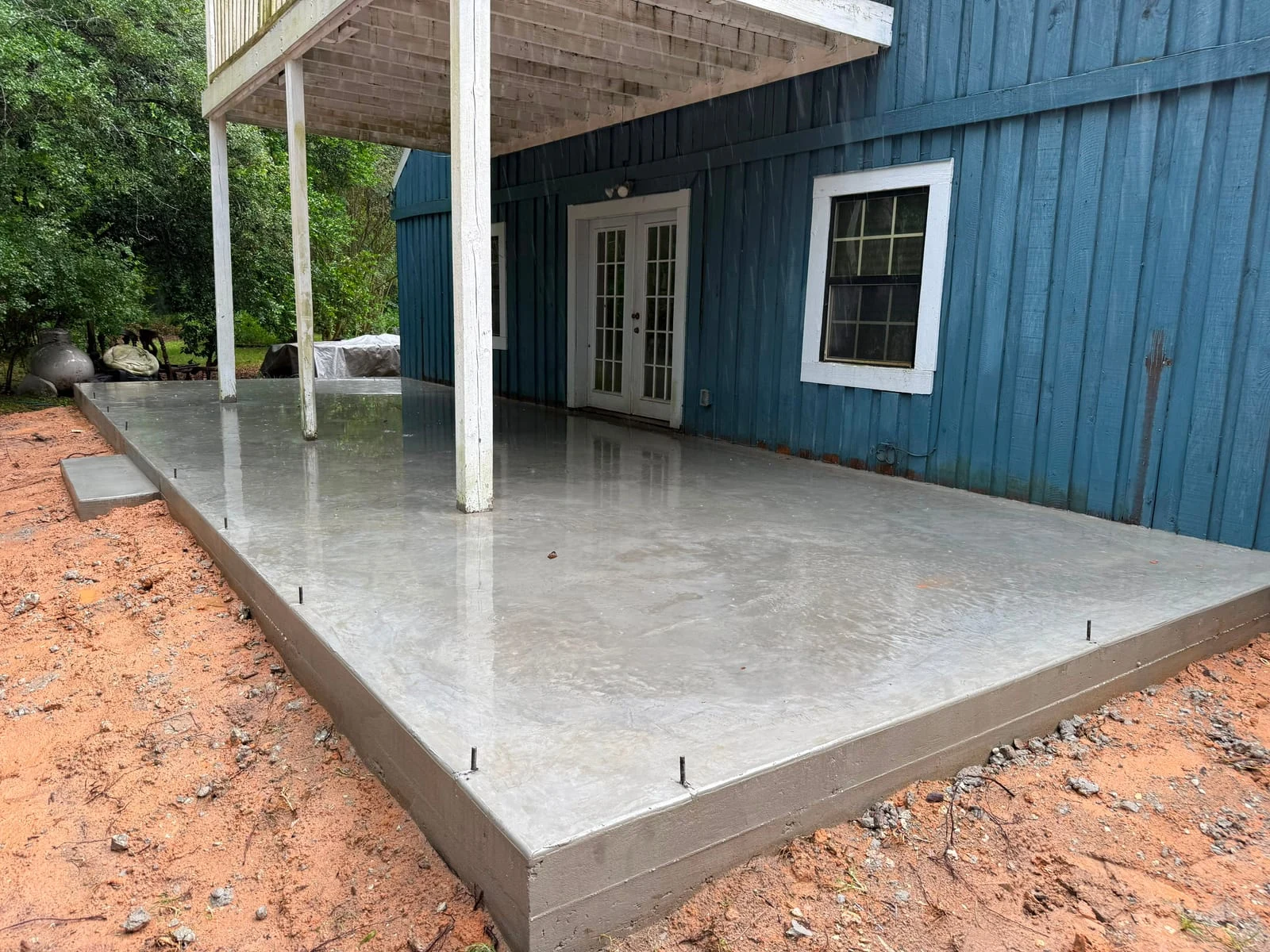 A finished concrete patio by Santoyo’s Concrete