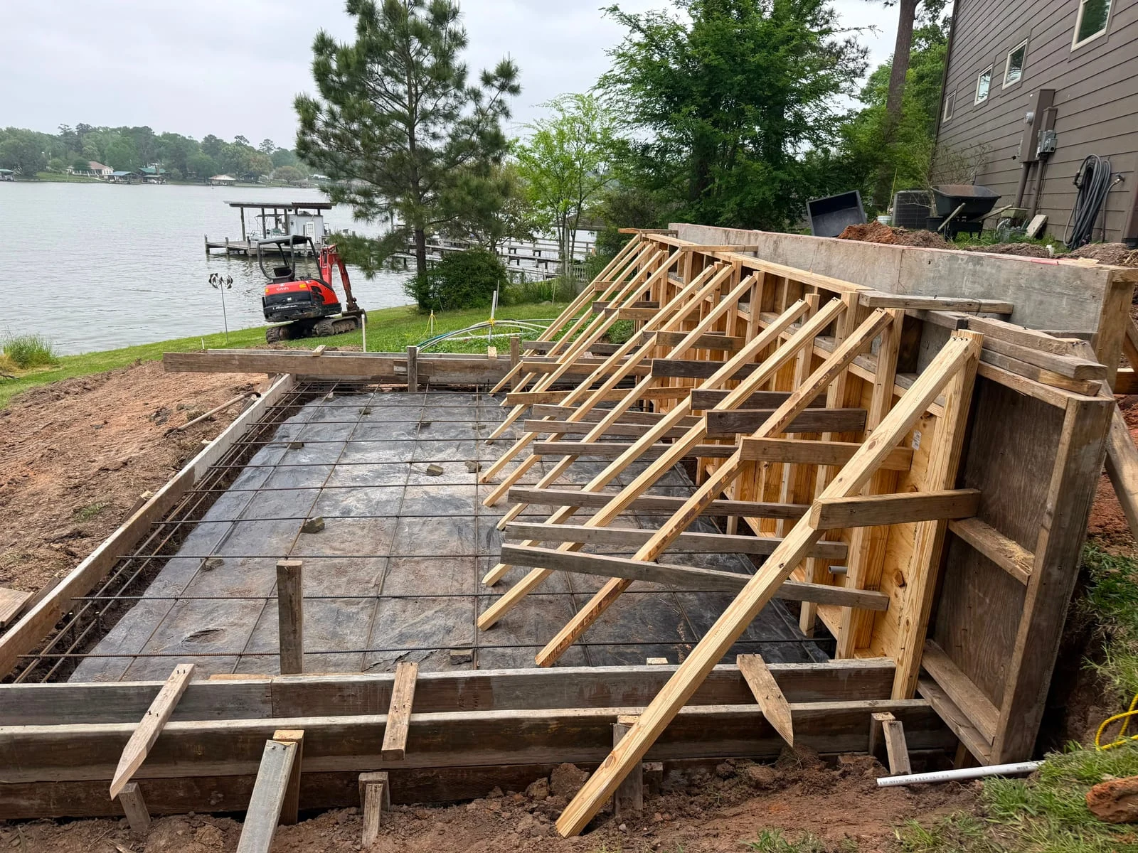 A cast-in-place concrete retaining wall by Santoyo’s Concrete